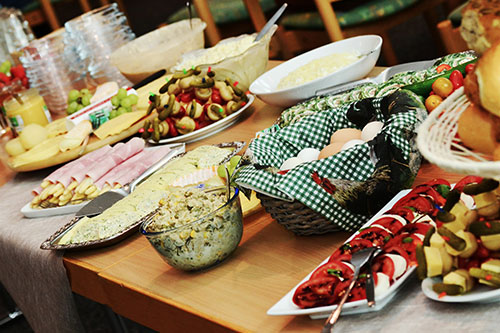 Image d'une table remplie d'apéritifs en tout genre pour le service de traiteur à Nice, Cannes et Monaco