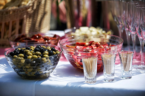 Image buffet composé d'olives, chips, saucisson et boisson pour le service de traiteur à Nice, Cannes et Monaco