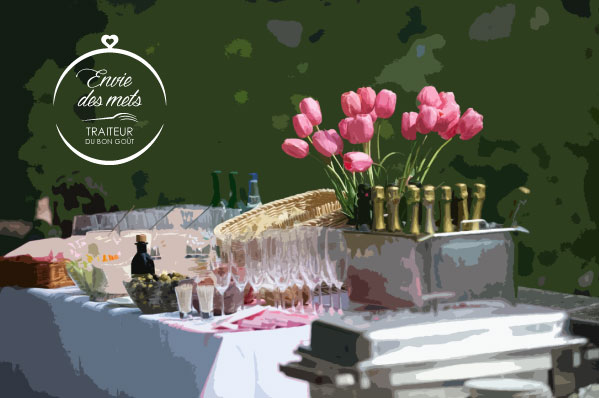 Logo Envie des mets sur une photographie d'une table pour le service de traiteur sur Nice, Cannes et Monaco pour vos réceptions et événements